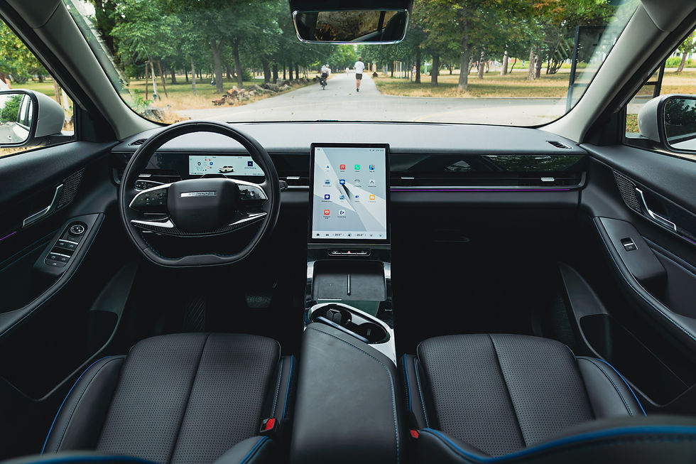 Already in its Comfort configuration, JAECOO 5 BEV features LED lighting technology, 18-inch light alloy wheels, two-zone automatic climate control, front seat heating, steering wheel heating, and acoustic double glazing at the front. The 8,8-inch driver display and 13,2-inch central screen form the digital operating architecture.